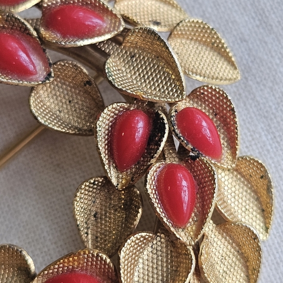 Vtg Austrian Gold Tone Red Lucite Wreath Brooch - Picture 4 of 7
